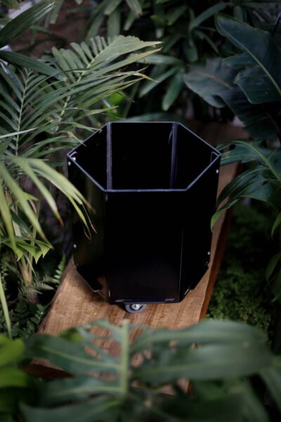 Maceta hexagonal grande negra con ruedas - Imagen 2